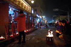 Neujahrsgebete auf der Straße vor dem Jade-Buddha-Tempel